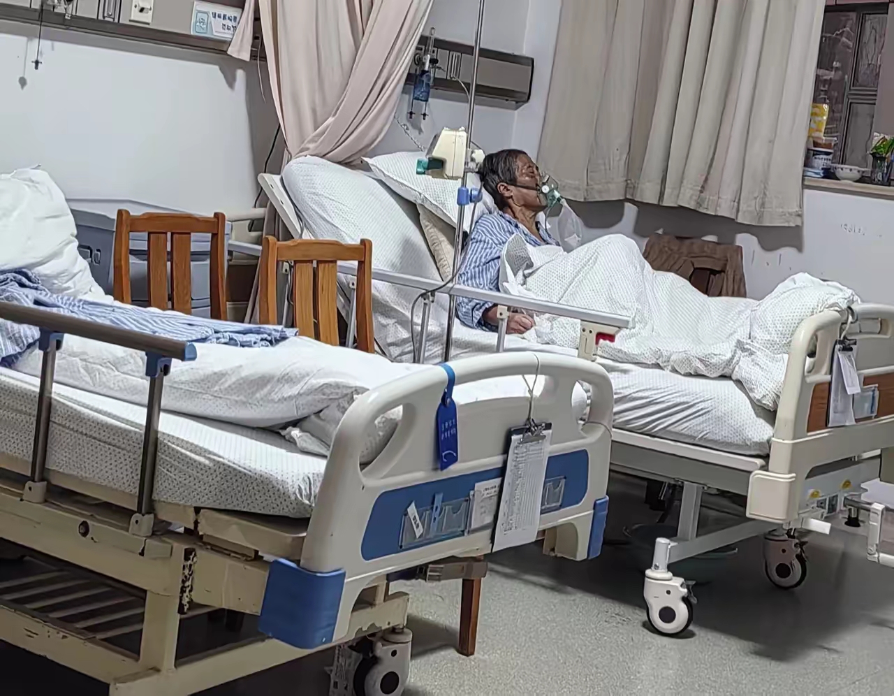 老人家中仅有一个独生女,在如今快节奏的生活下,女儿白天得全身心