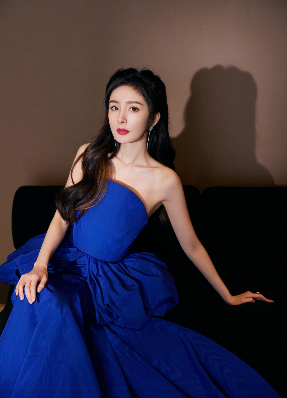 杨幂 一袭宝蓝色礼服裙尽显端庄气质.