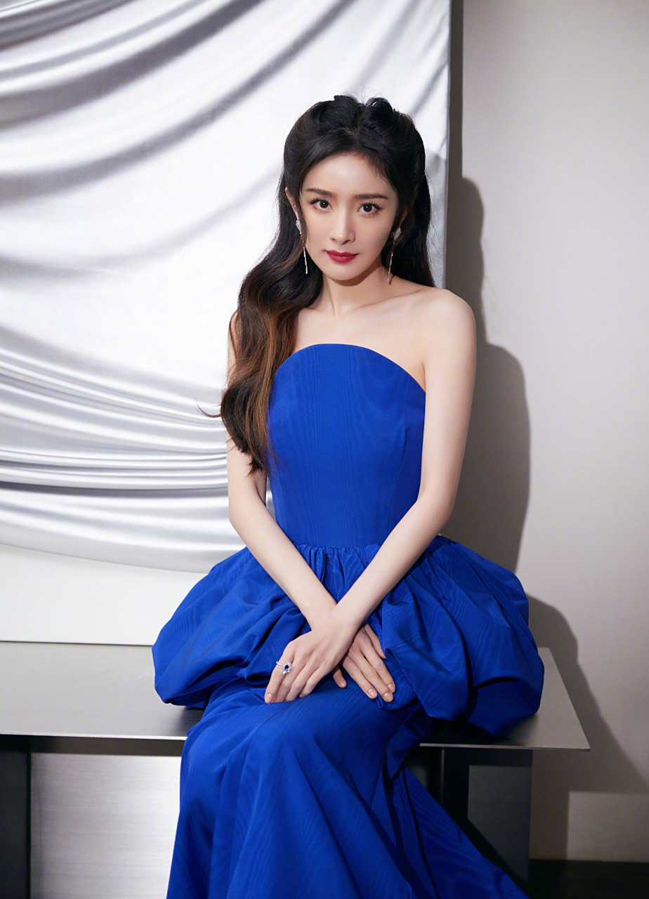 杨幂 一袭宝蓝色礼服裙尽显端庄气质.