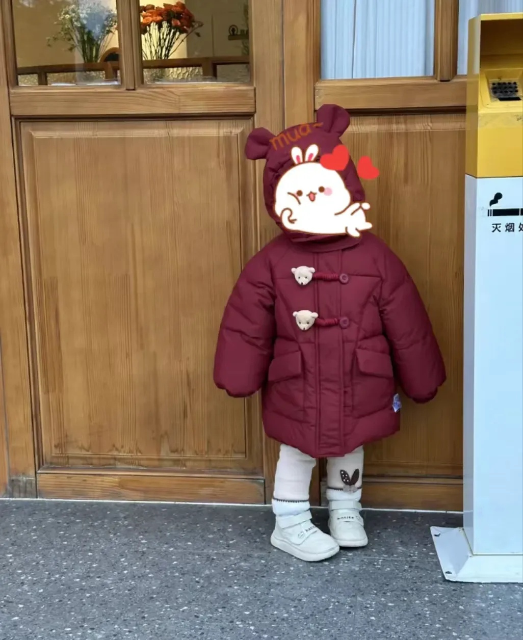 婆婆说小孩长得快,她特意买大两码,买大的小孩衣服太大了小孩子女儿