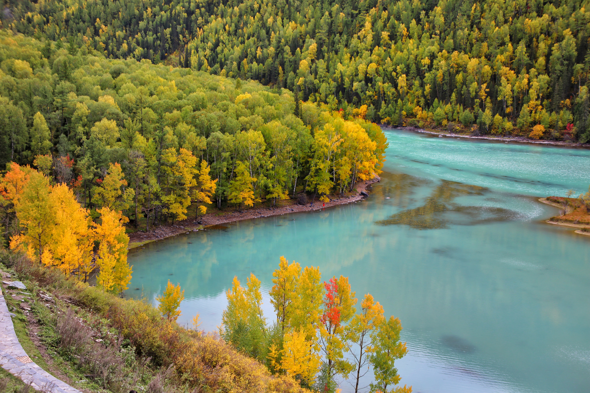 卧龙湾当地称卡赞湖即锅底湖,是取其形状象锅底而得名.