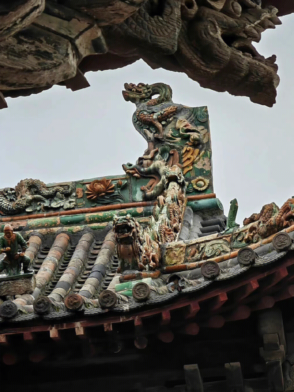 中国古建筑构件·螭吻 螭吻是中国古代建筑屋脊正脊两端的一种饰物