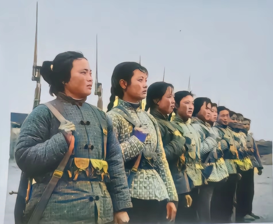 伟人曾有诗云: 飒爽英姿五尺枪,曙光初照演兵场.
