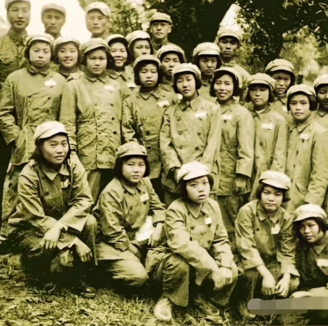 图片是50年代初期,全国各地援疆的女兵合影(部分); 1949年年底,随着