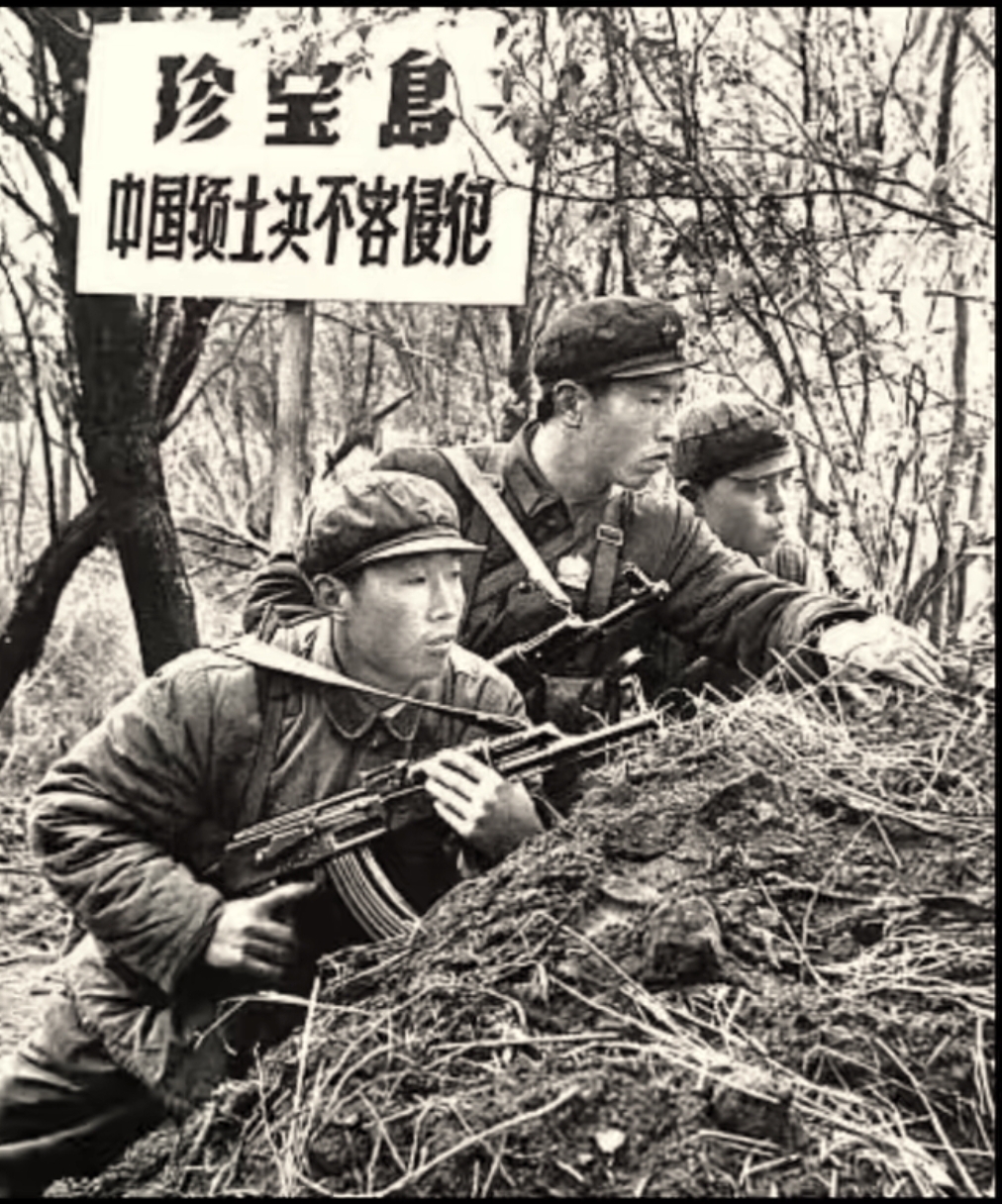 他们怒视前方严阵以待,随时准备消灭一切来犯之敌!