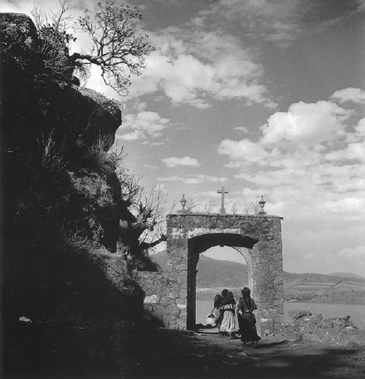 作家胡安·鲁尔福的摄影,秒杀大导演无数,和他的小说气质统一.