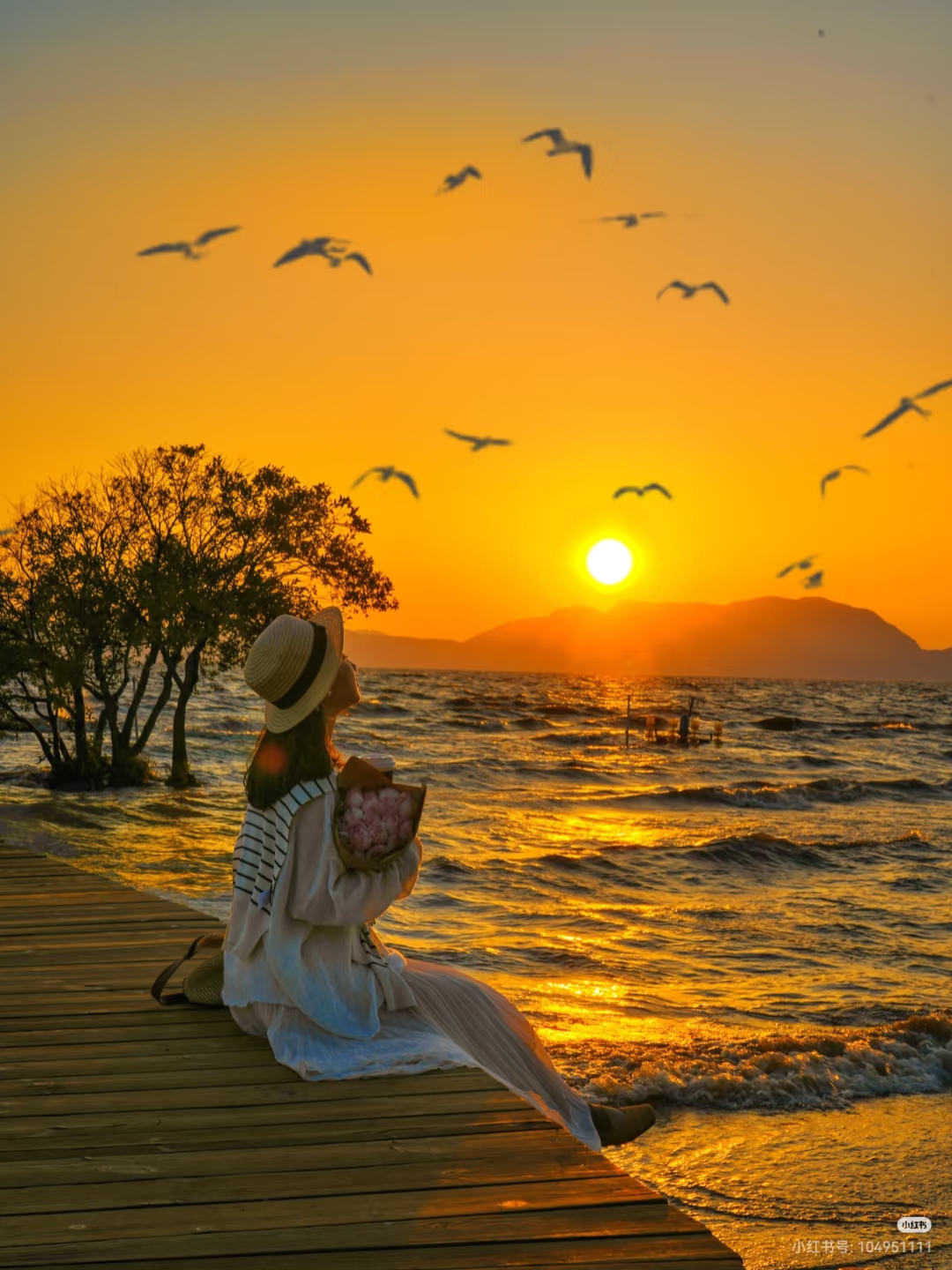 每一次难过时就独自看一看大海 海浪轻抚着沙滩,每一次涌动都像是对我