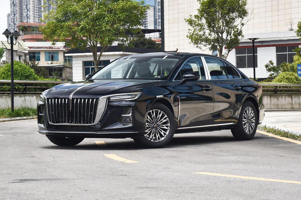 外观却能给人百万级豪车的感觉,没错今天要说的这款车就是红旗家族的