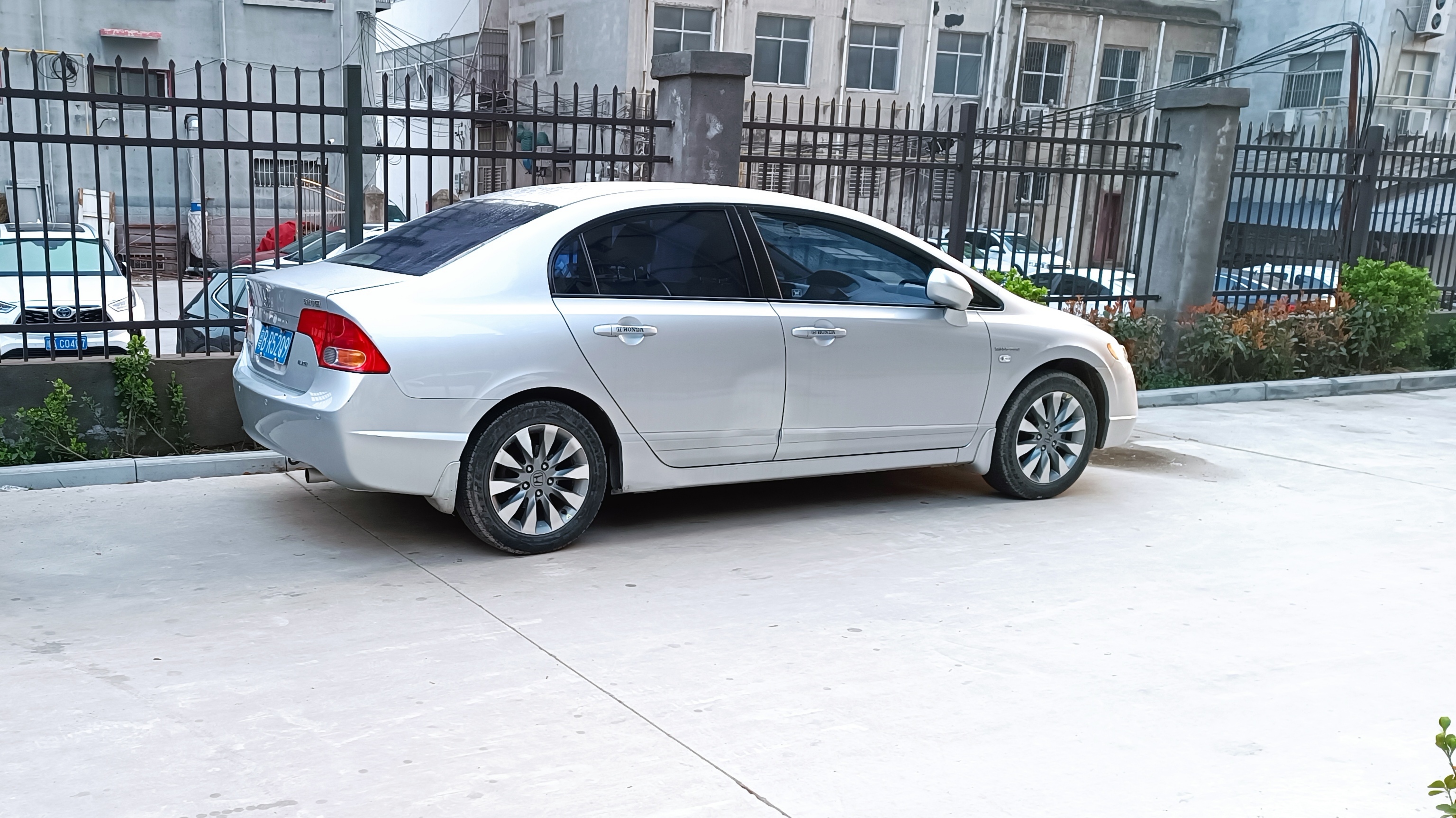 这台车你很难想到它是一款06年的本田思域,历经多少风雨却依旧活跃在