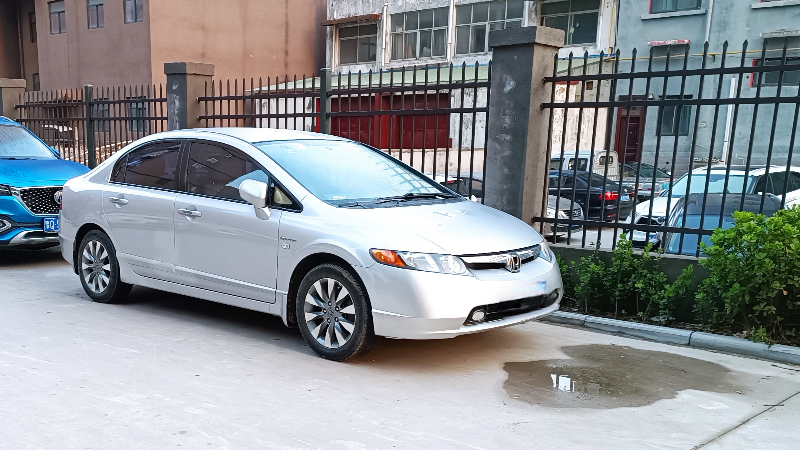 这台车你很难想到它是一款06年的本田思域,历经多少风雨却依旧活跃在