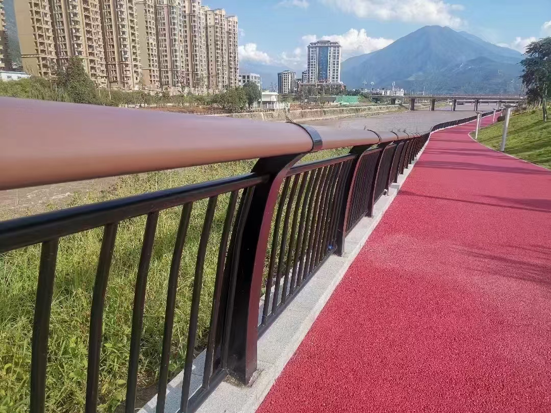 护栏被撞 他们秒变“修理工”