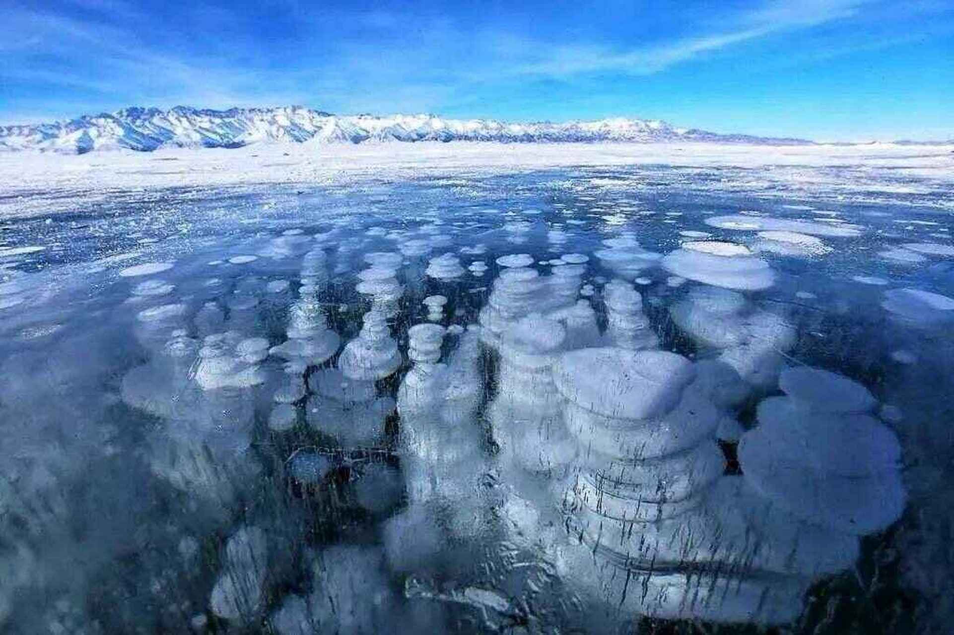 看完漠河莲花湖冰泡,再康康新疆赛里木湖的冬季冰泡奇观,惊艳!