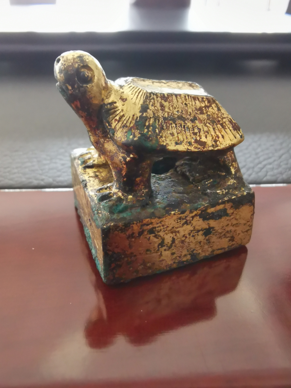 汉代鎏金龟扭印 汉代鎏金龟扭印,官印,司牧矦印四个大字,鎏金的,青铜