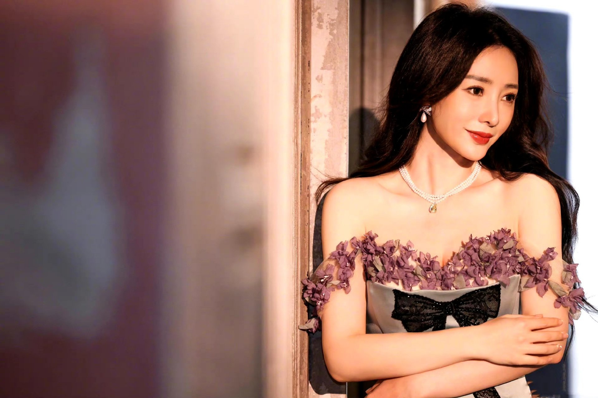 柳岩～鲜花抹胸裙～优雅明艳[爱你][爱你][爱你]#养眼美女