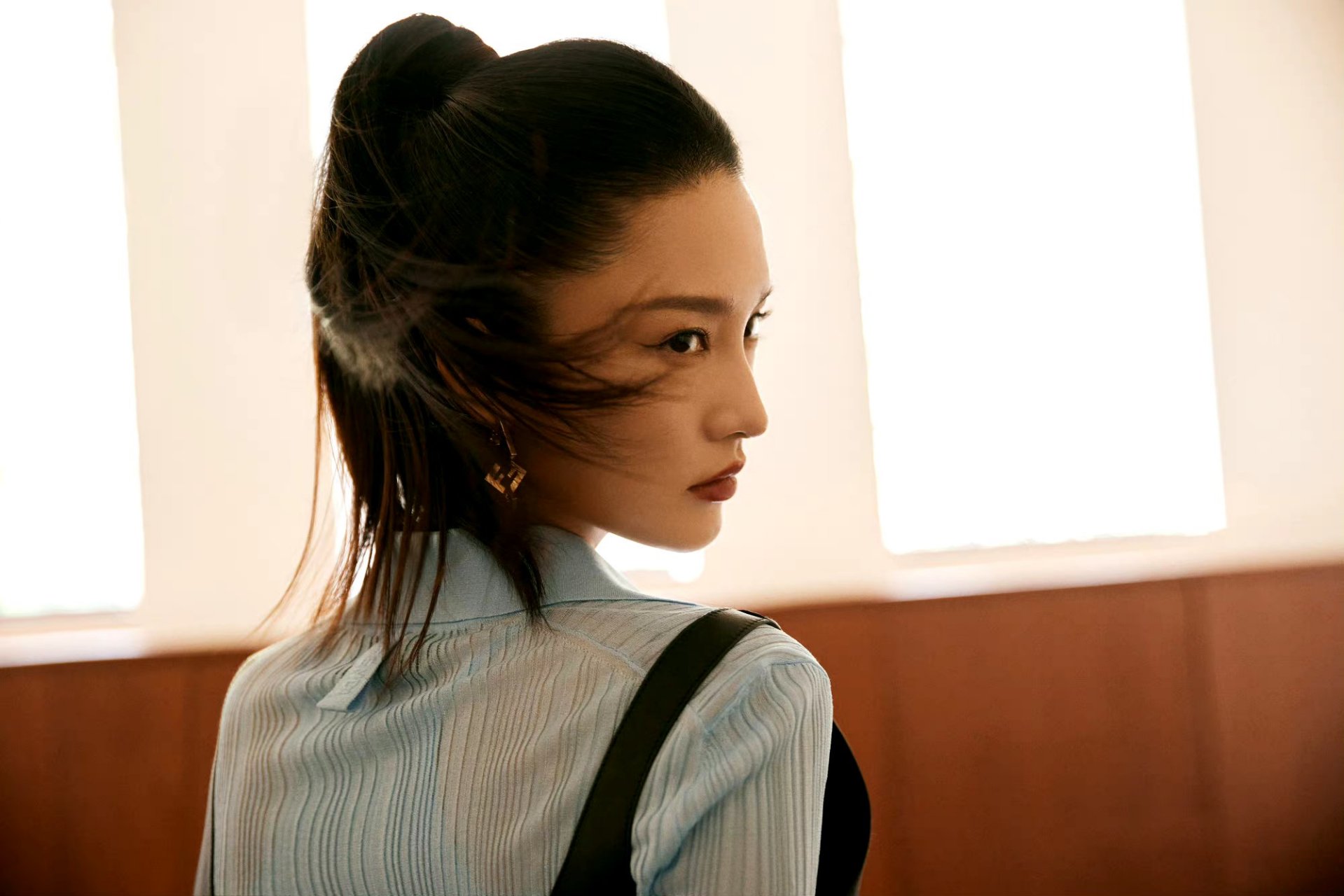 李沁gq活动造型～挑染高马尾搭配衬衣～黑皮裙～简约干练～又酷又美