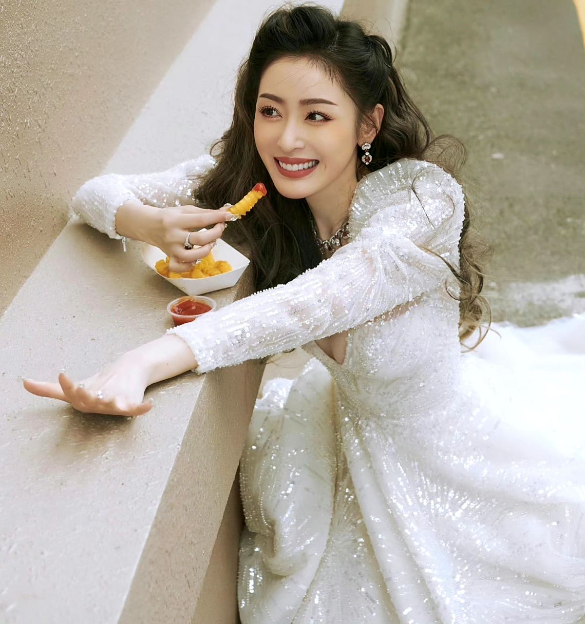 张天爱～白色礼服裙红毯造型～优雅大气～甜笑可人[爱你][爱你][爱你]