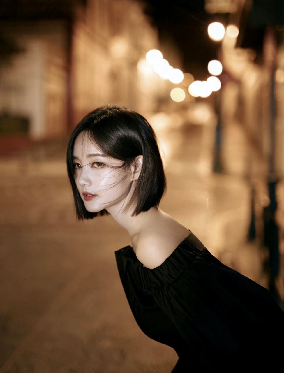 李一桐齐肩短发～黑色短裙氛围感街拍[爱你][爱你][爱你]