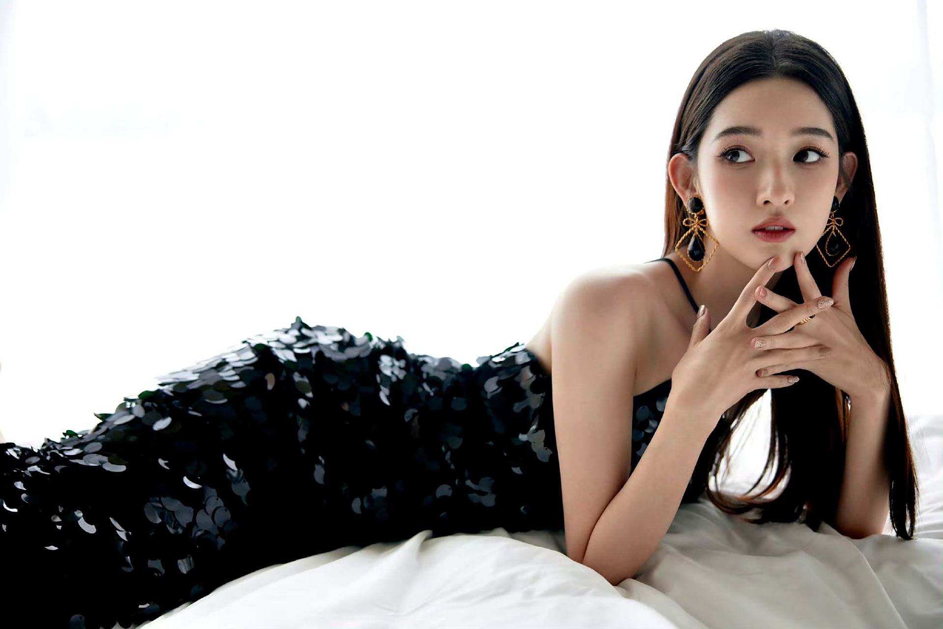 王玉雯～黑色吊带礼服裙迷人大片[爱你][爱你][爱你]