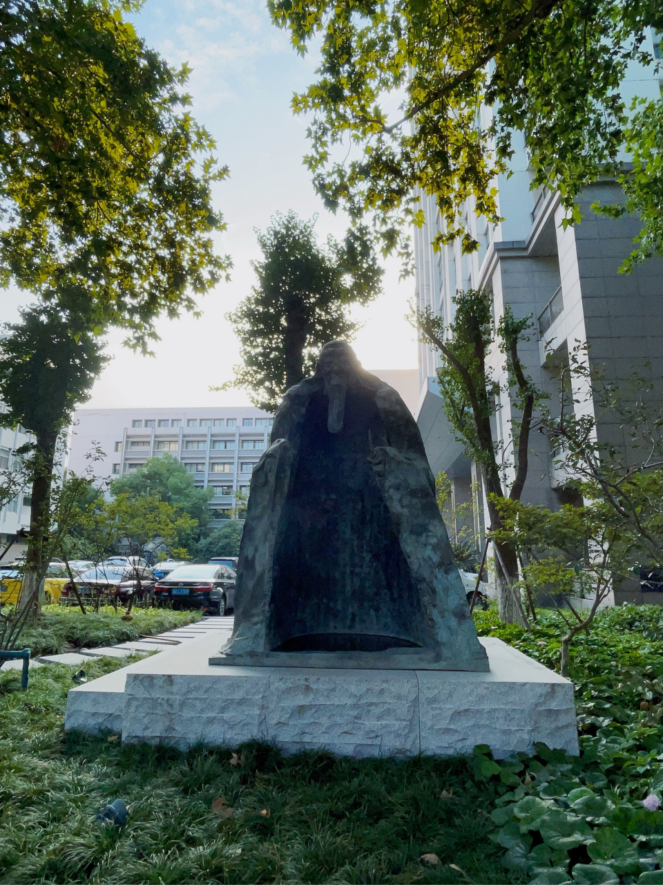 南大校园内的新雕塑,猜猜是哪两位大咖?[挤眼]