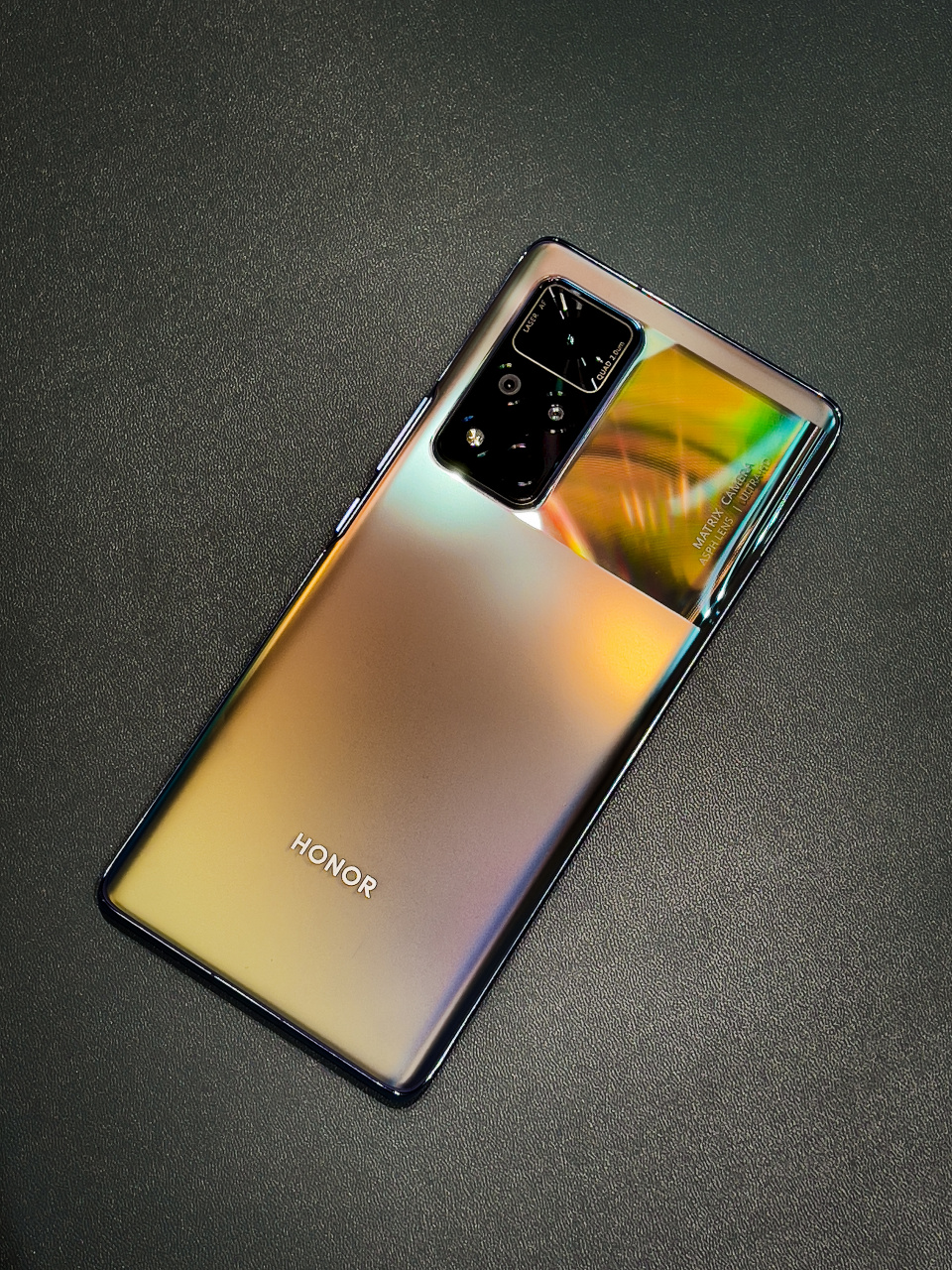 感觉荣耀v40在配色上辨识度还是非常高的,虽然摄像头排列采用的是矩阵