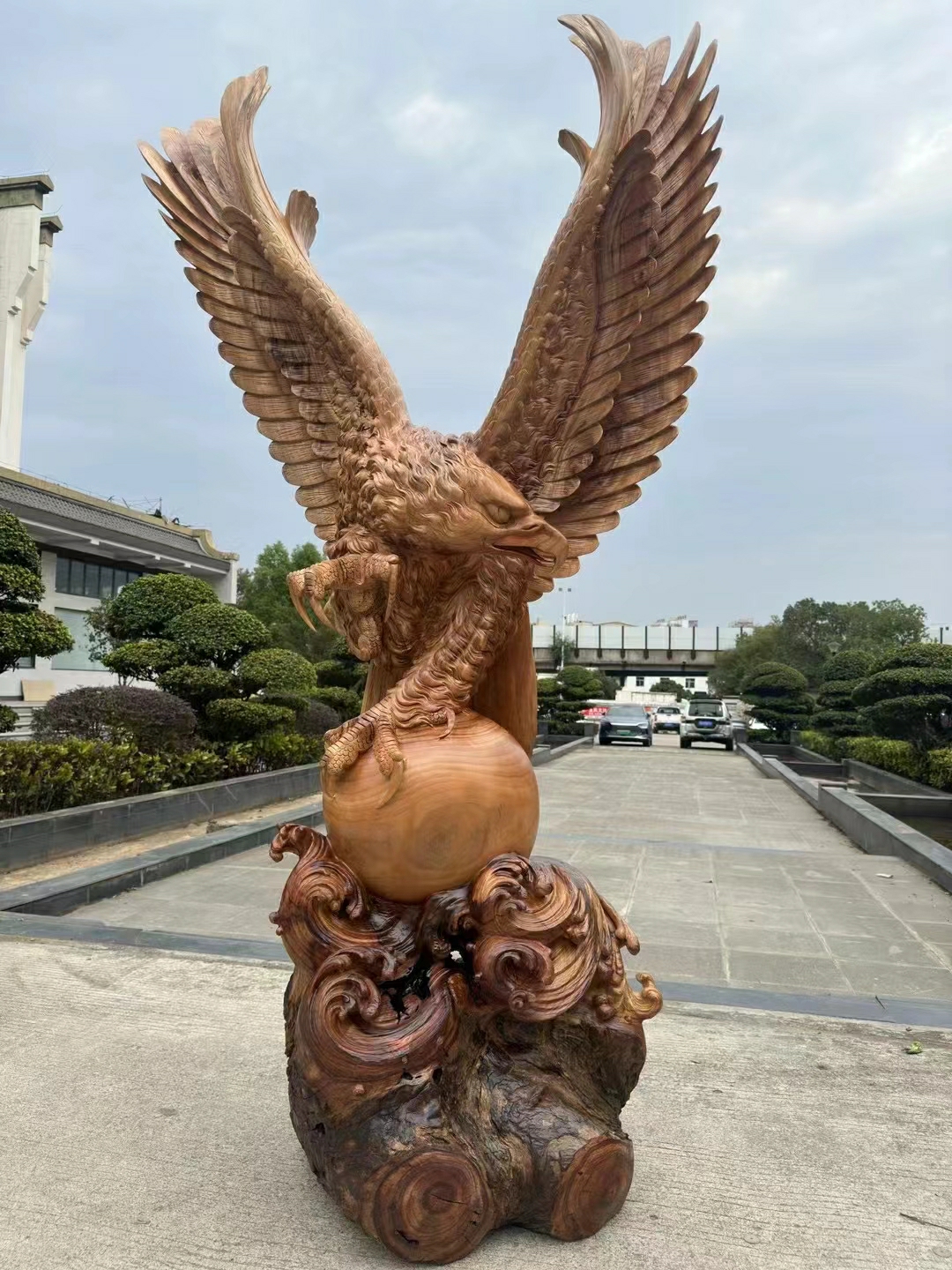 这只天然树木雕刻成型的大展鸿图,老鹰展开双翅,双眼炯炯有神,意欲