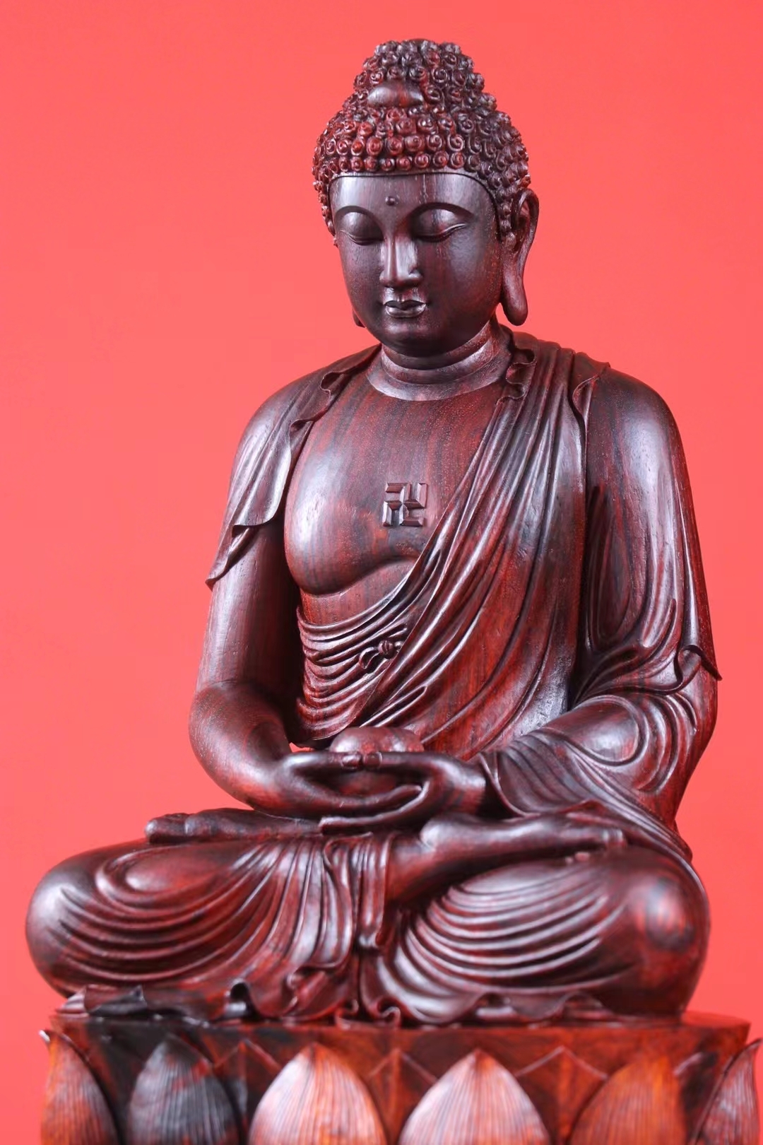 小叶紫檀释迦牟尼佛像,妙相庄严肃穆,表达心地清净,心地平等,心地觉而