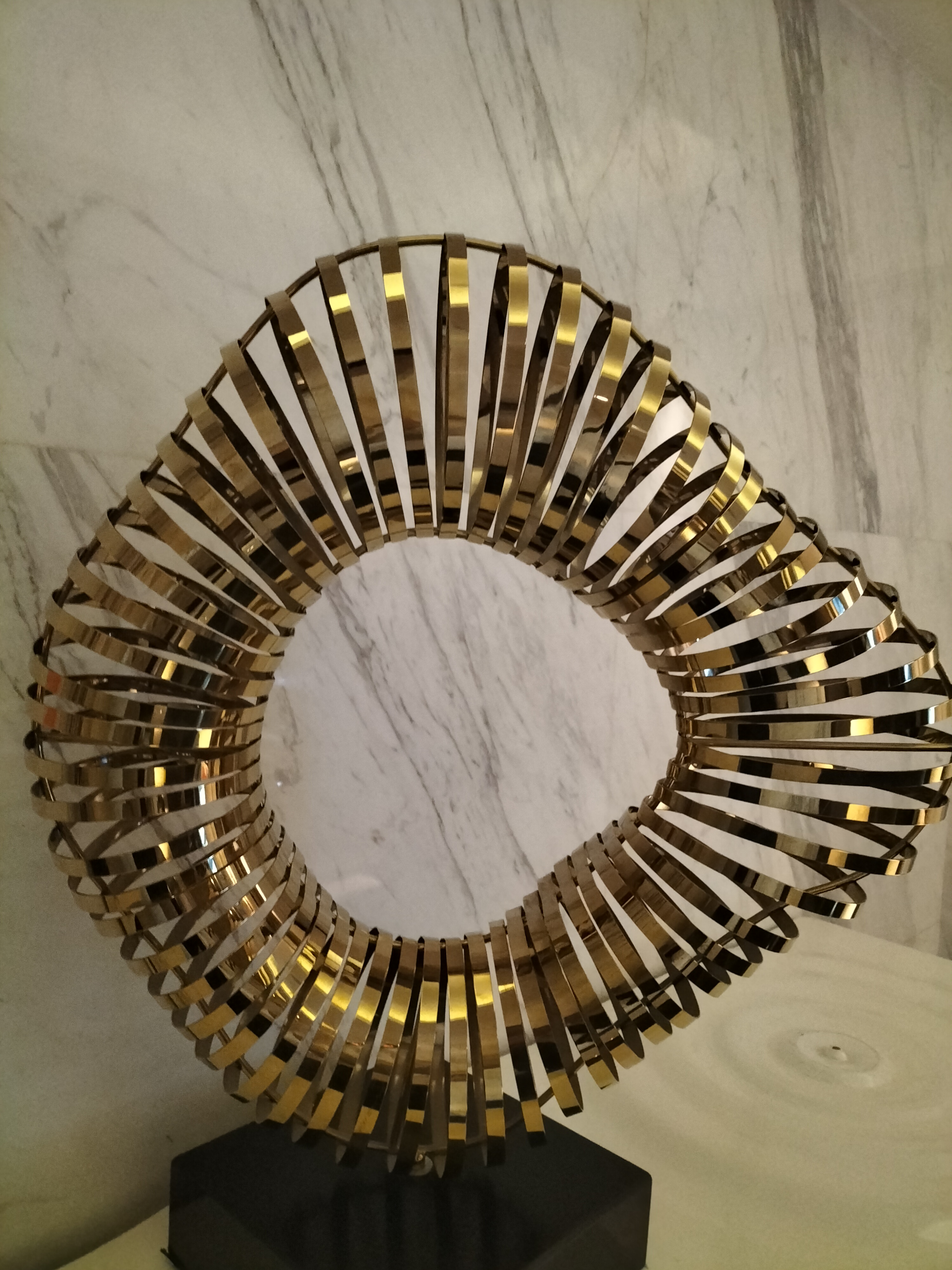 终得飞鸿书,隐语尘缘浅. 书信随风飞,伊人心破碎!