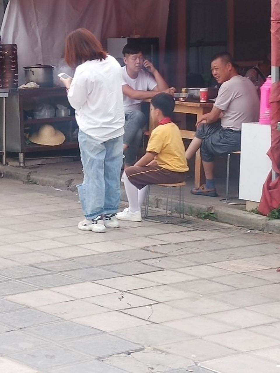 穿白色连裤袜的男孩