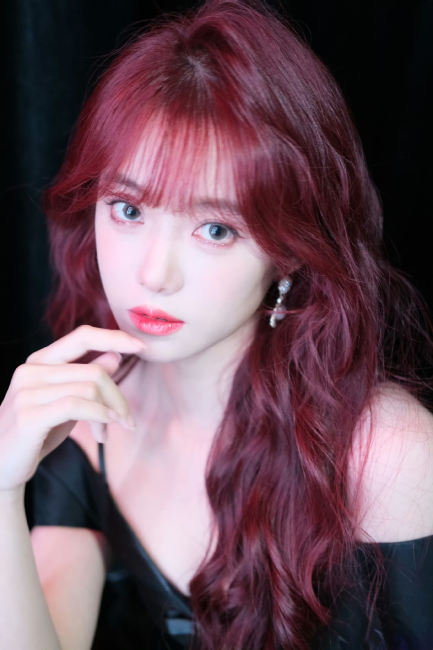 游戏女解说小钰,红发造型浪漫又甜美.