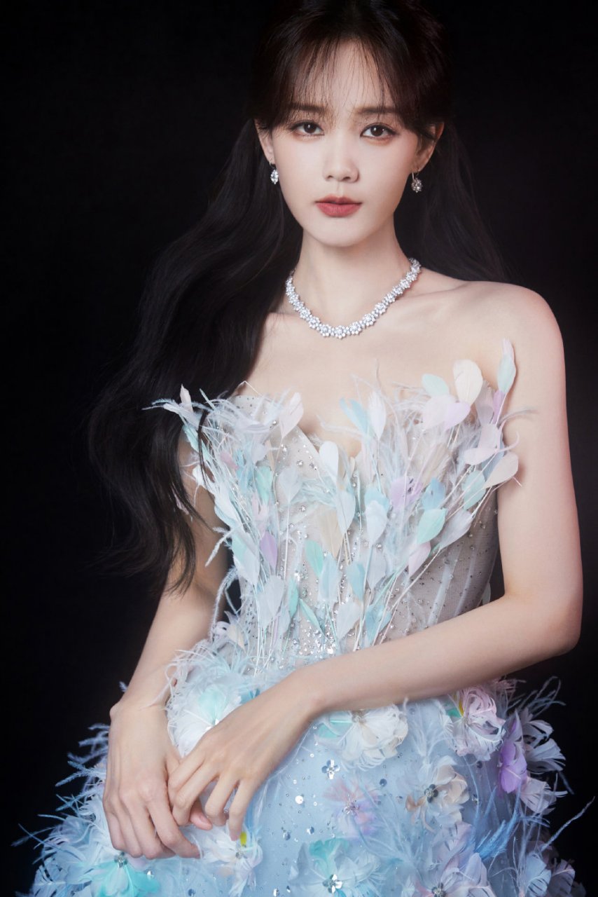 李一桐羽毛礼裙好美,整个造型俏皮可爱流光溢彩,甜美又不失贵气,头纱