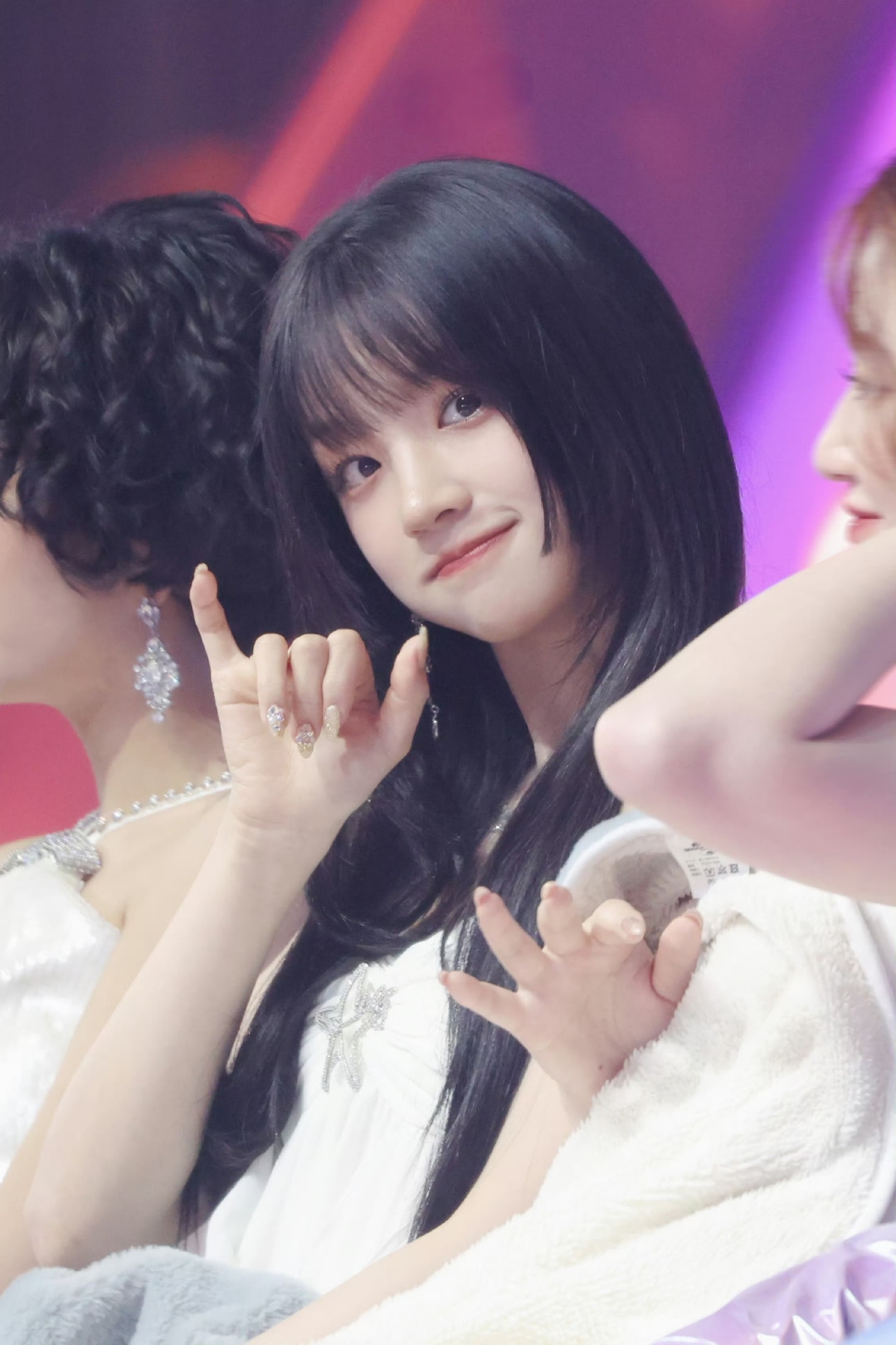 宋雨琦在mma颁奖典礼及红毯活动中以公主切黑长直发型亮相,身穿白色