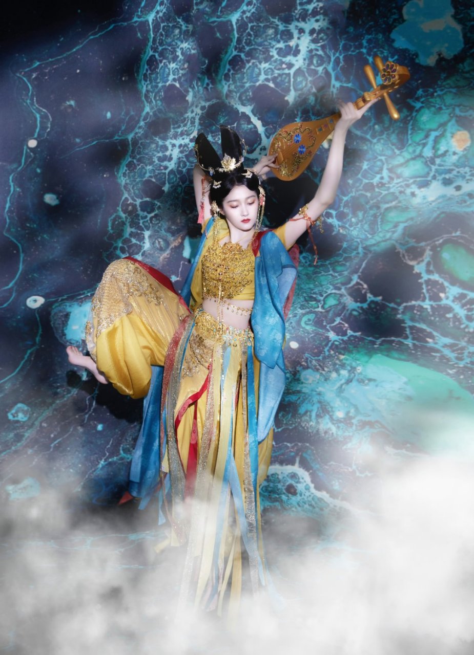 关晓彤# 敦煌飞天妆,手挥琵琶,灵动的飘带随风飘扬,仿佛置身于仙境中