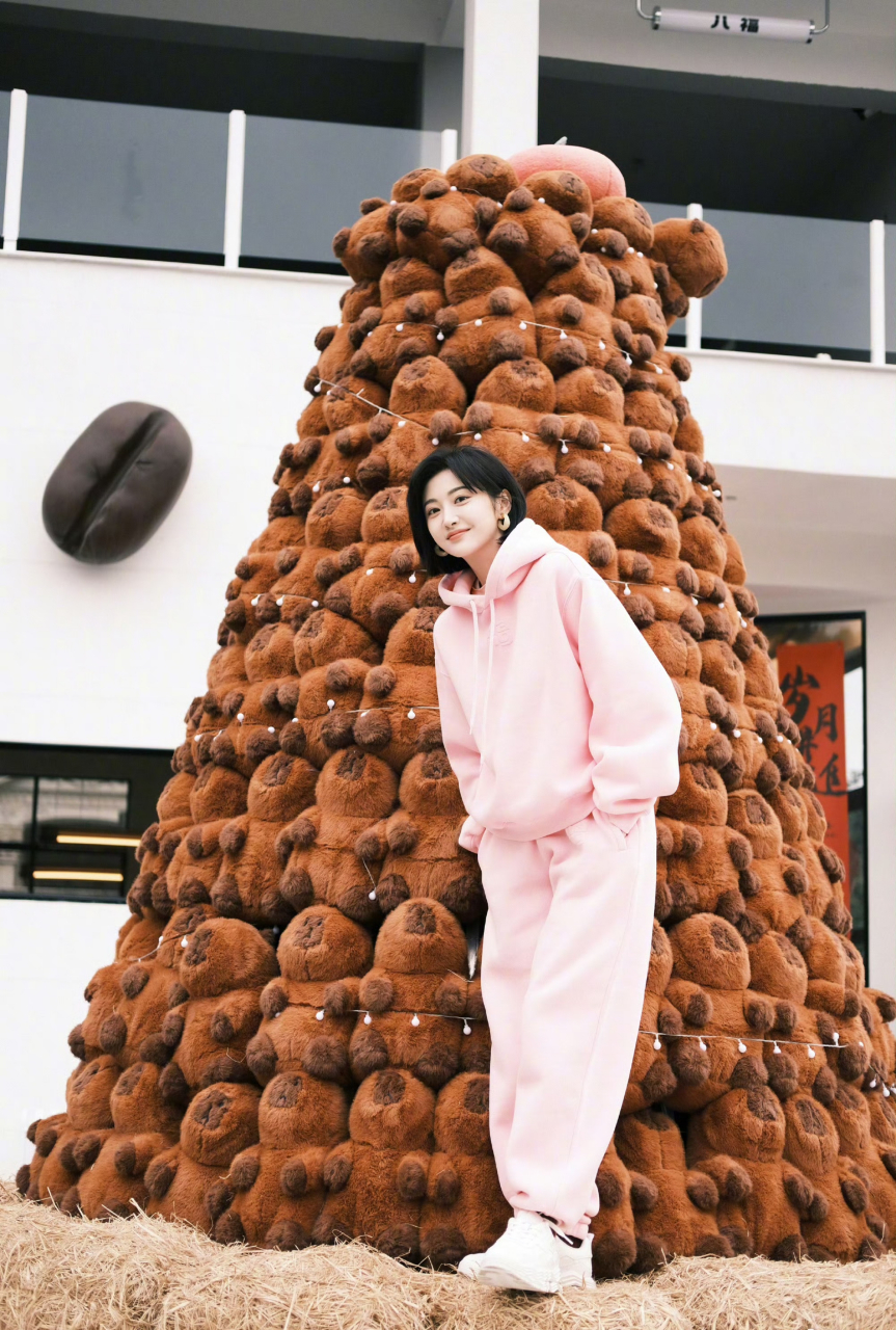 景甜粉色卫衣外套加运动裤的搭配甜酷感十足,甜美温柔,可爱又俏皮!