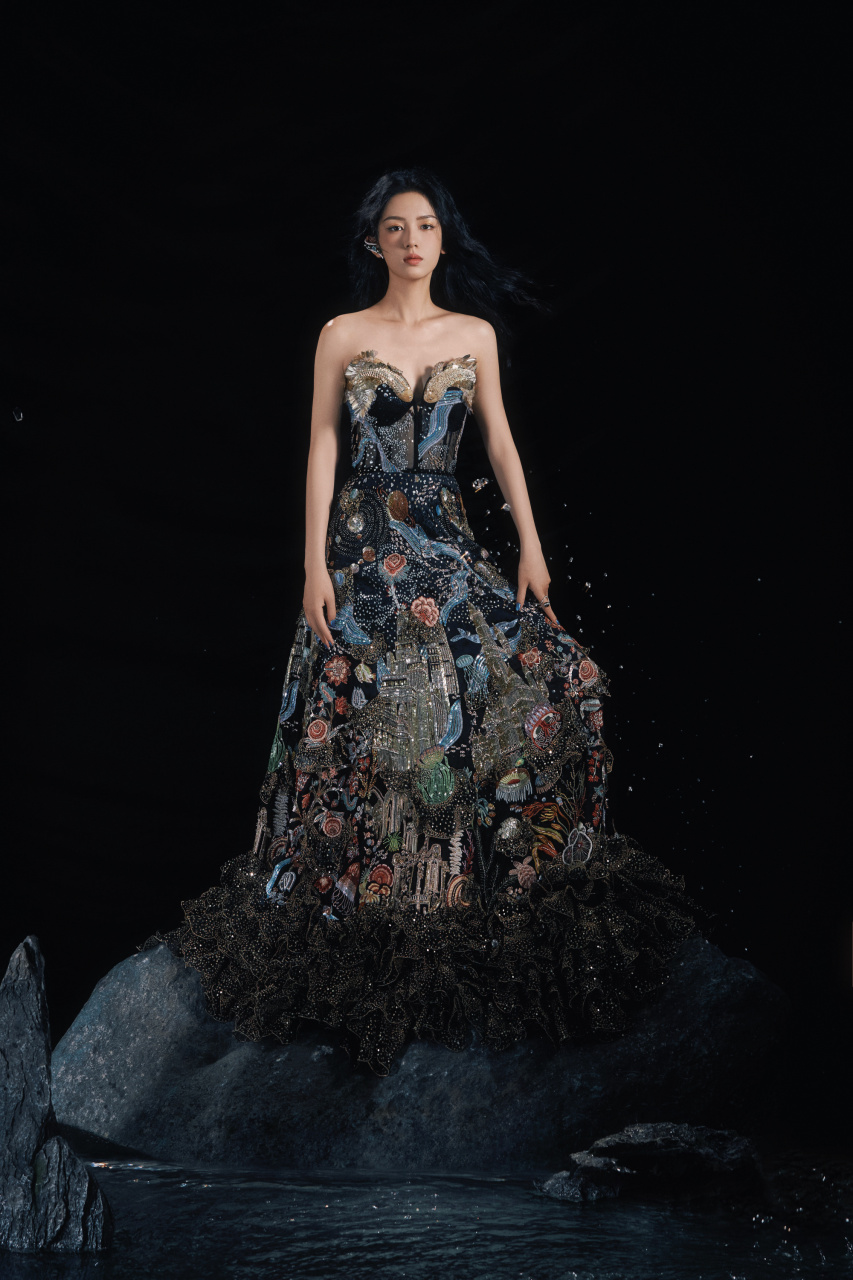 周也春夏高定,真的好高级,简直就是孔雀公主,惊艳到我了.