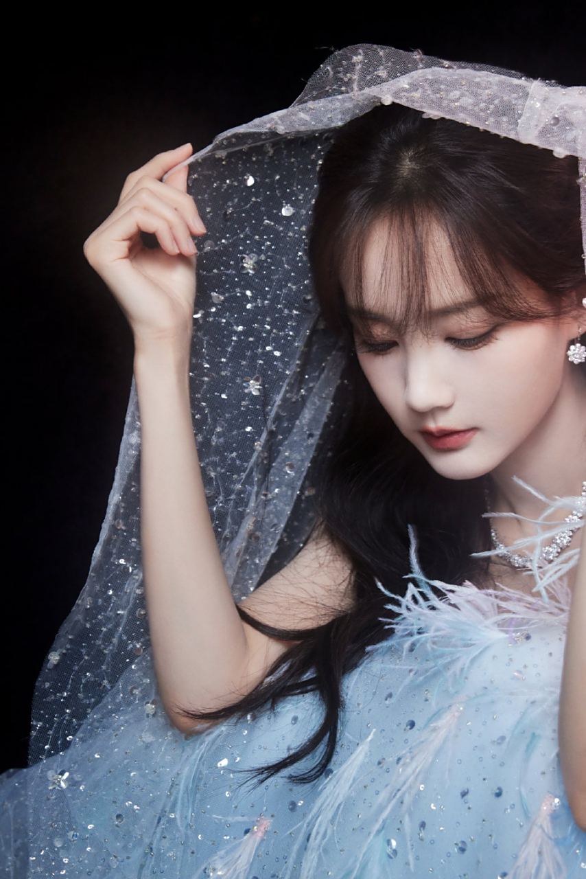 李一桐羽毛礼裙好美,整个造型俏皮可爱流光溢彩,甜美又不失贵气,头纱