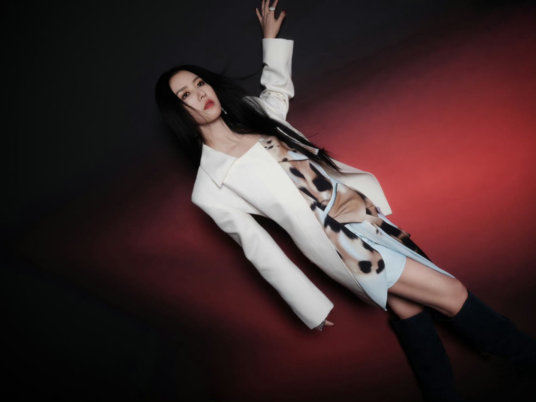 谭维维一身白色西装,很有霸道女总裁范儿,那股从内而外的优雅气质,让