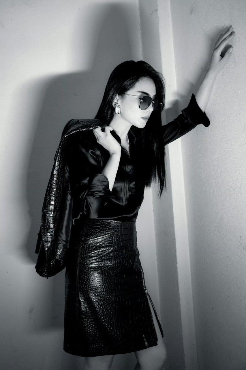 刘涛一袭黑色皮衣,展现出她独特的魅惑曲线和意式优雅.