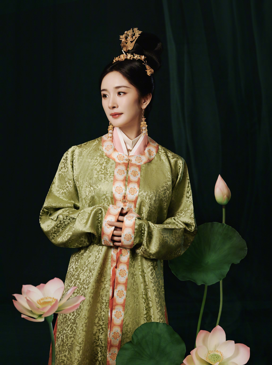 杨幂古风造型,仿佛穿越了千年,那份优雅与自信,仿佛是从古代画卷中走