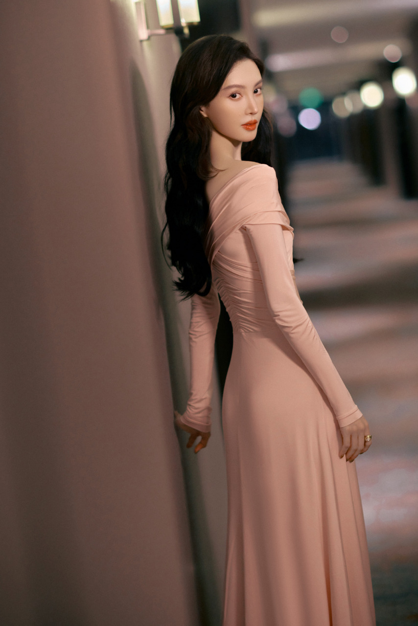 金晨# 跨年晚会造型,一套满满赛博科幻风,星钻夺目闪耀,酷飒张扬.