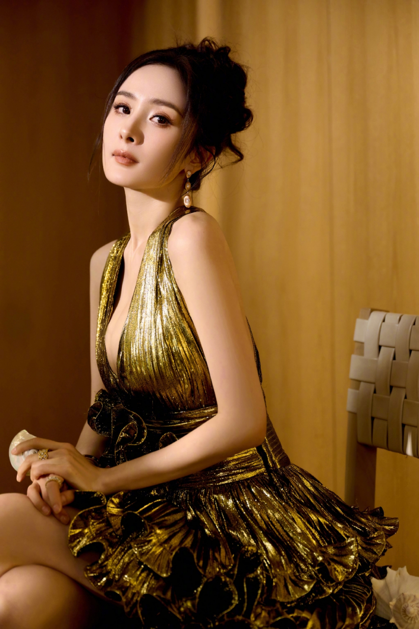 杨幂绝美身材曲线,装造好闪,贵气迷人!#女明星日常风采