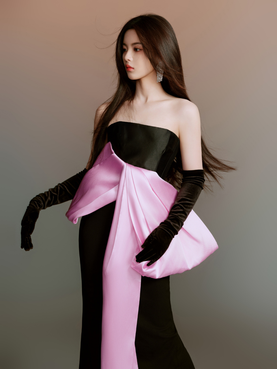 杨超越长发飘飘,柔美浪漫.