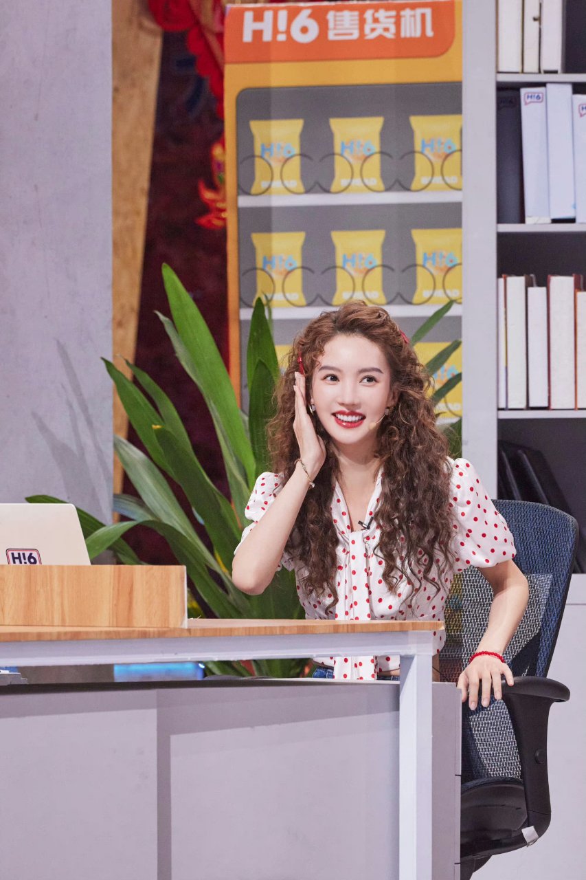 金晨复古羊毛卷好美!