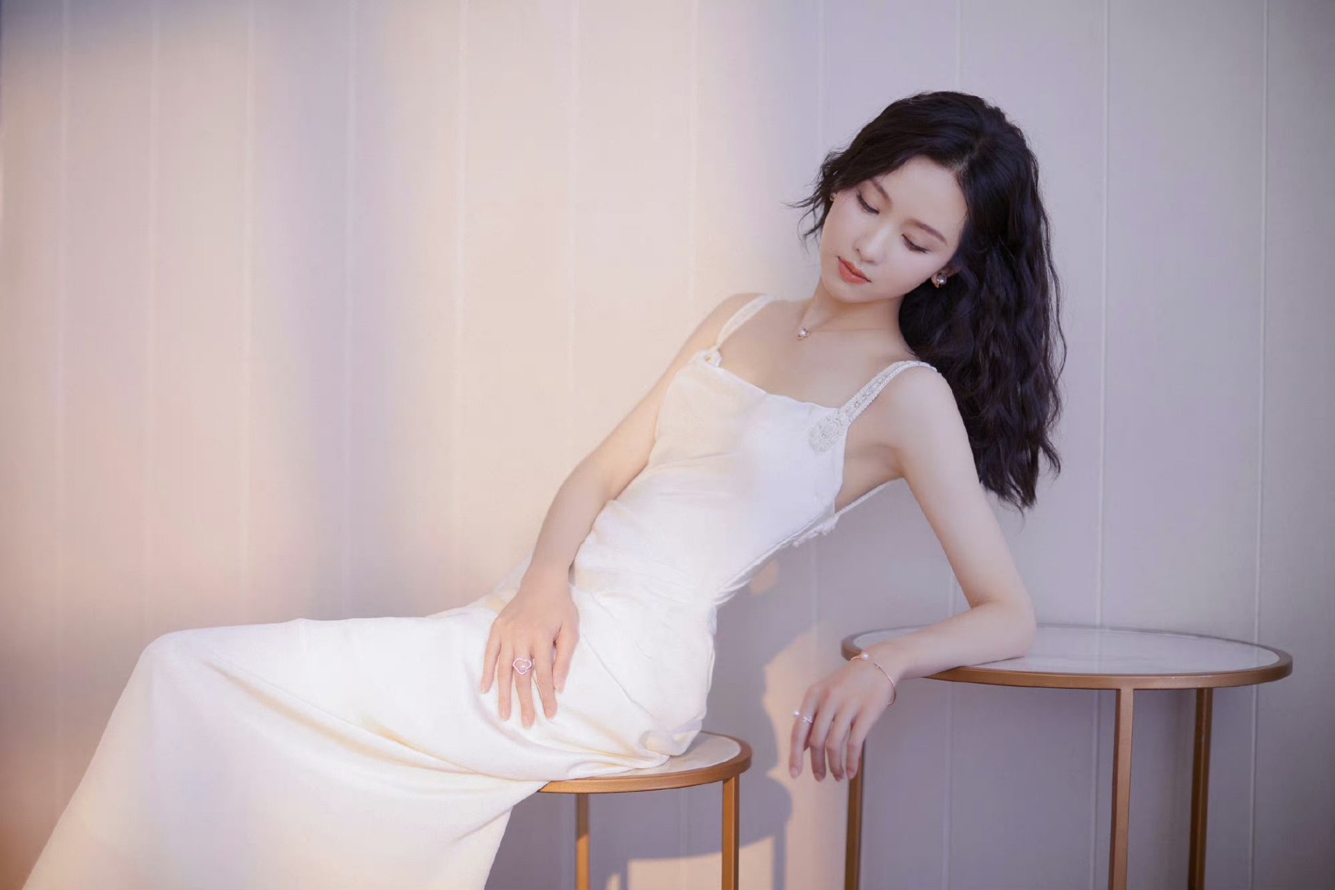 陈都灵白色吊带礼裙好美,清丽优雅,气质温婉的大美人!