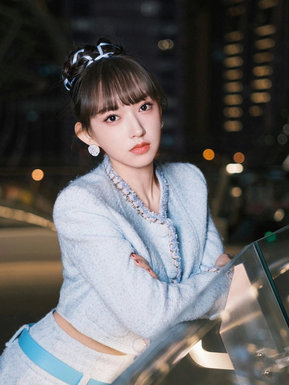 这大长腿性感迷人,她的齐刘海和丸子头也好可爱,好像动漫里的女主角.