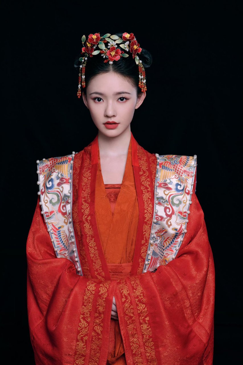 林允古装造型好美,妆容精致,深红色的唇色更显气质,眼神温柔而坚定.