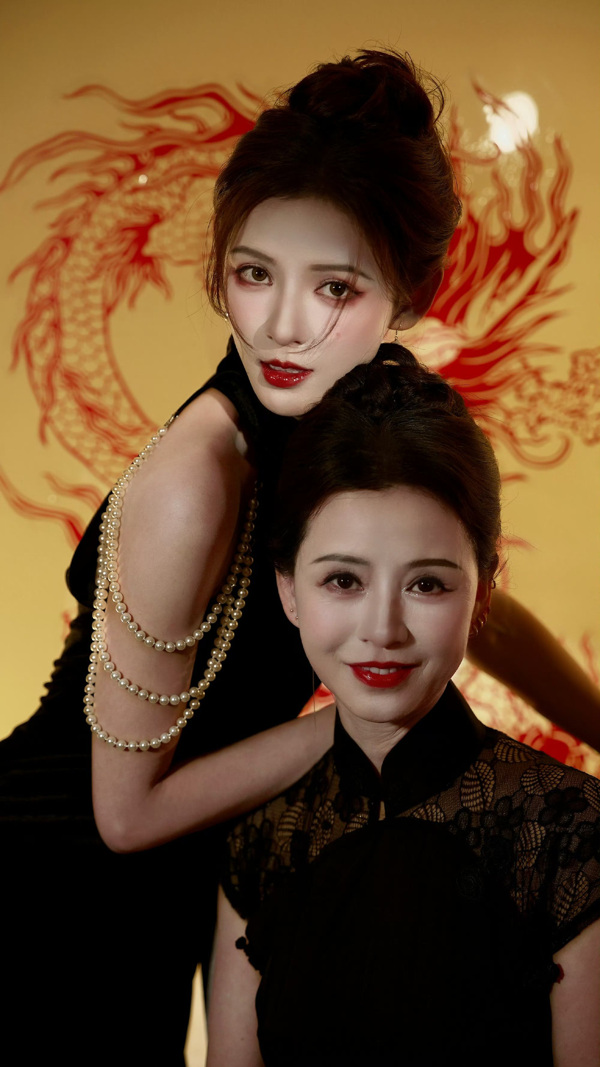 张予曦新年母女合照,温馨幸福,原来是遗传了妈妈的美貌了!
