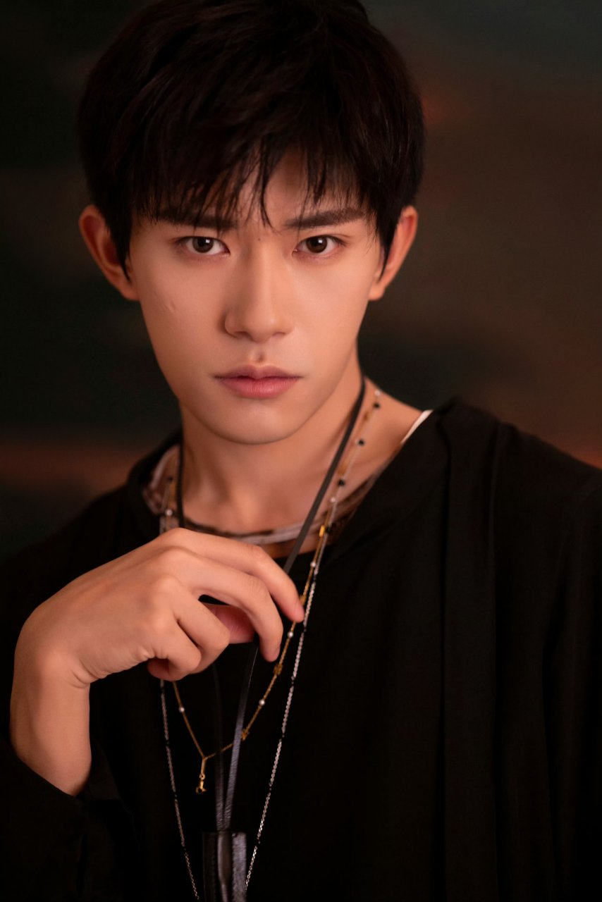 23岁的#易烊千玺# ,时光琥珀大片.