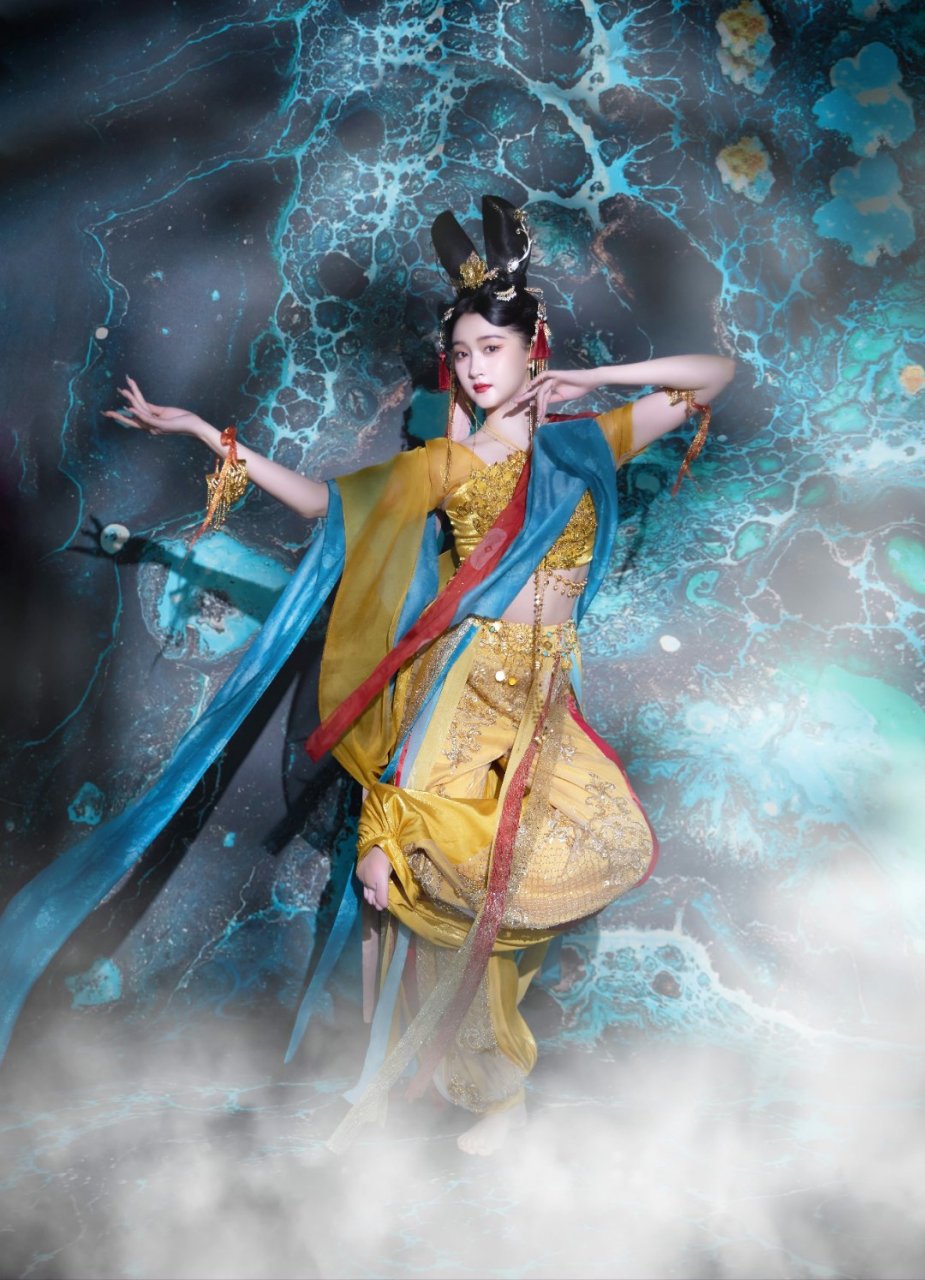 关晓彤# 敦煌飞天妆,手挥琵琶,灵动的飘带随风飘扬,仿佛置身于仙境中