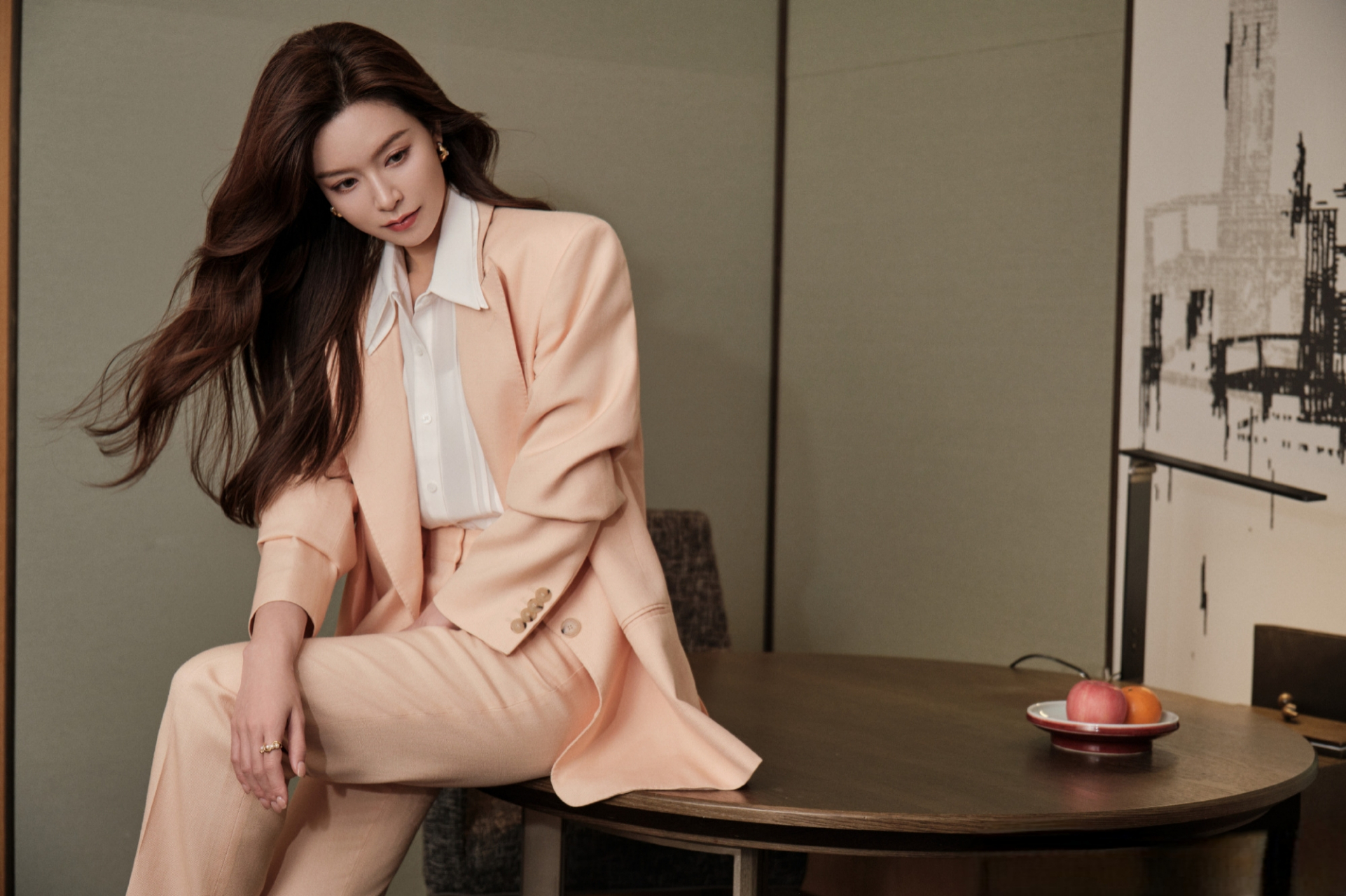 文咏珊淡色西装,搭配大波浪卷发,温柔,气场十足!