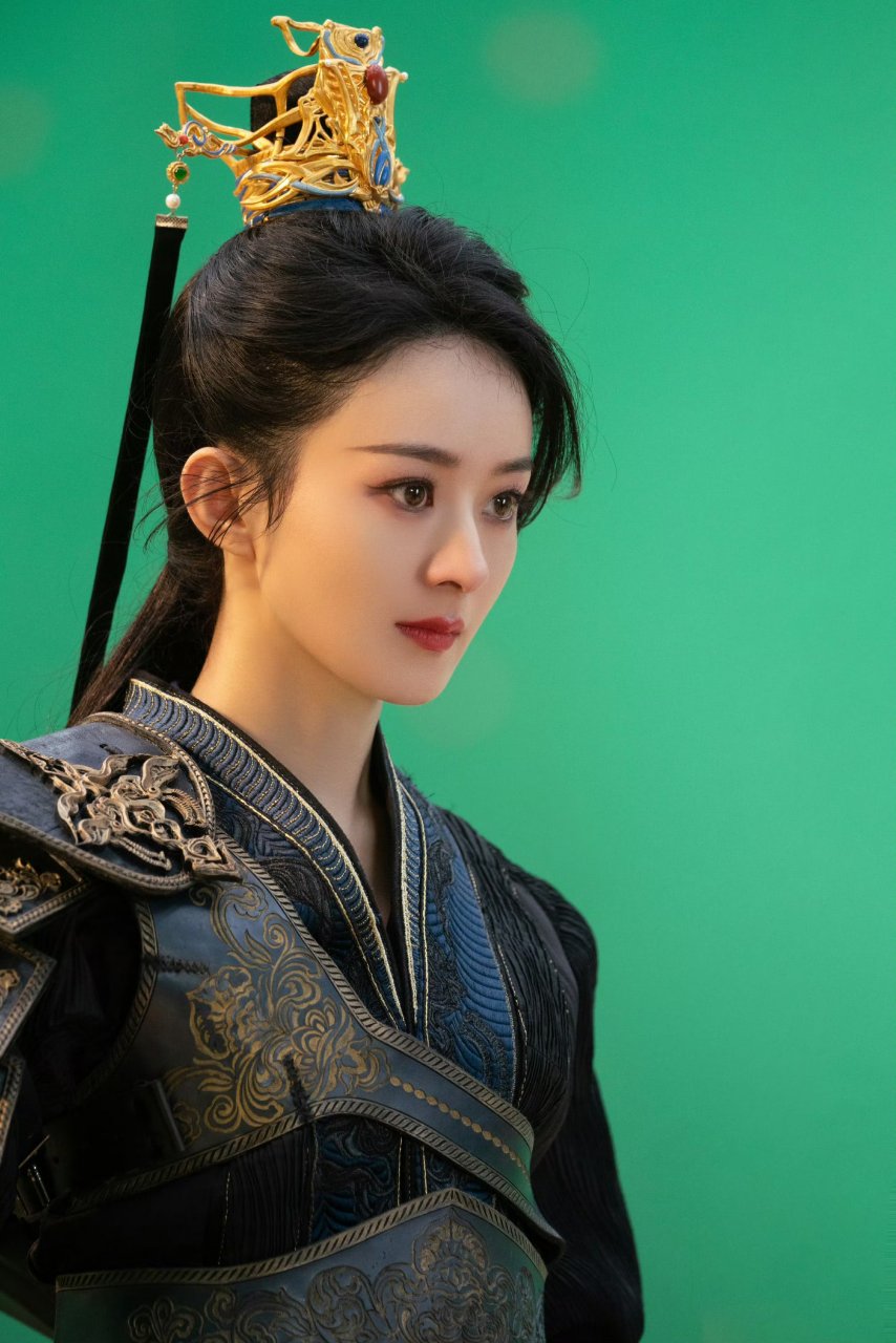赵丽颖古装剧照,身披黑金战袍英气逼人,又美又飒!